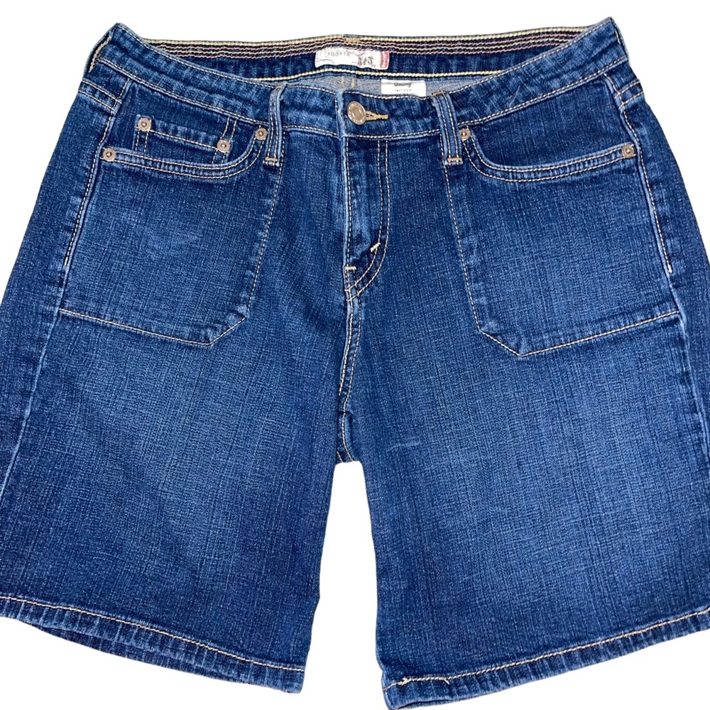 Levi’s 545 Women’s Denim Shorts Med Wash EUC Size 6